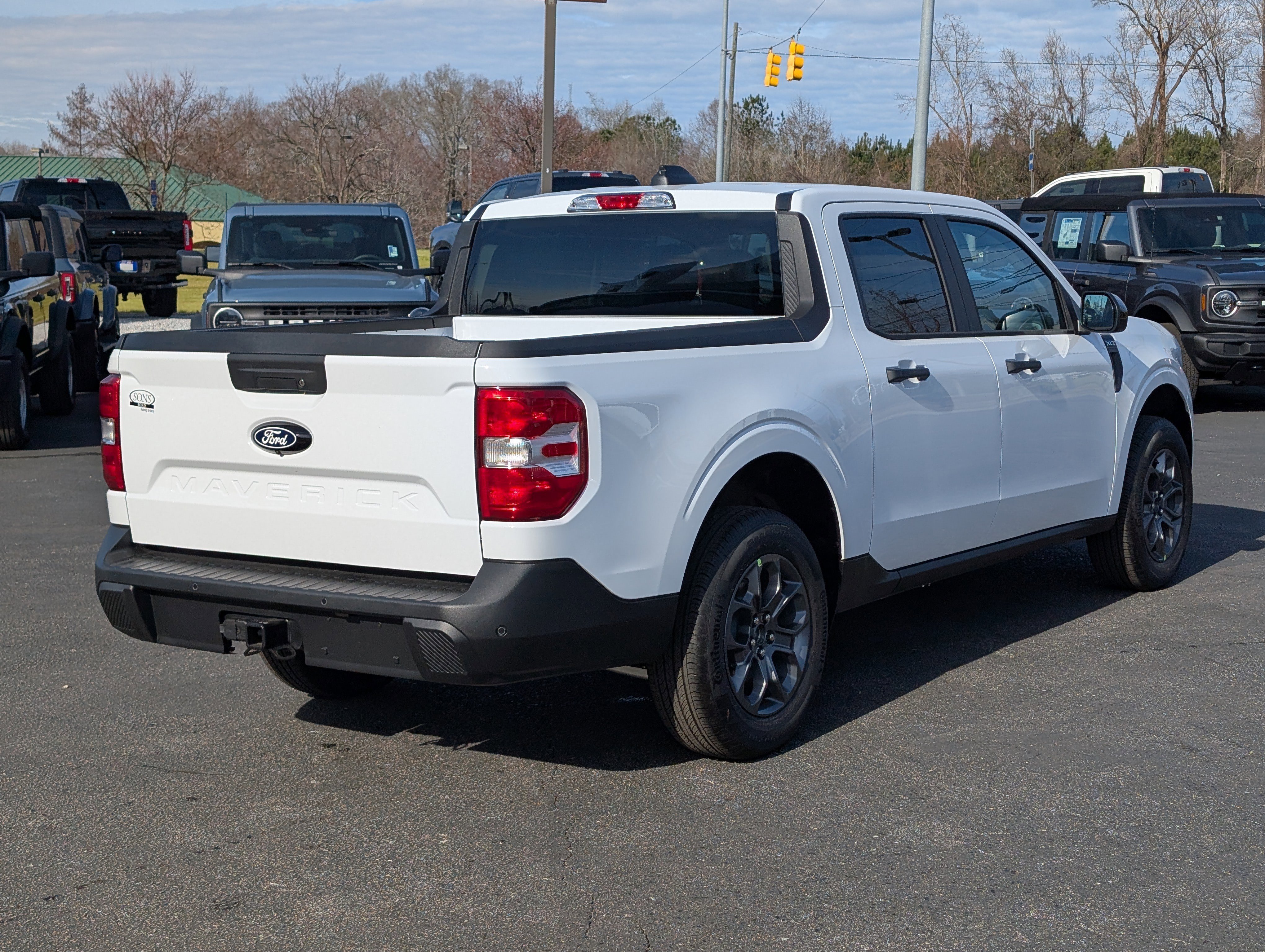 New 2026 Oxford White FORD XLT image 9