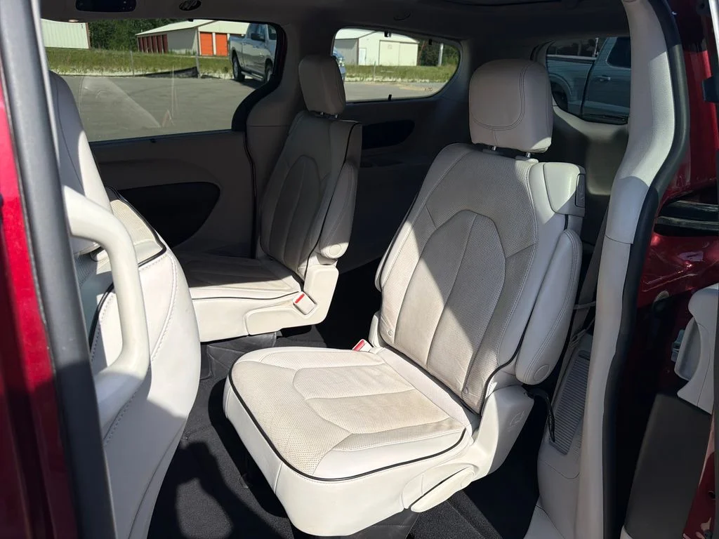 Used 2021 Red Chrysler Limited image 25