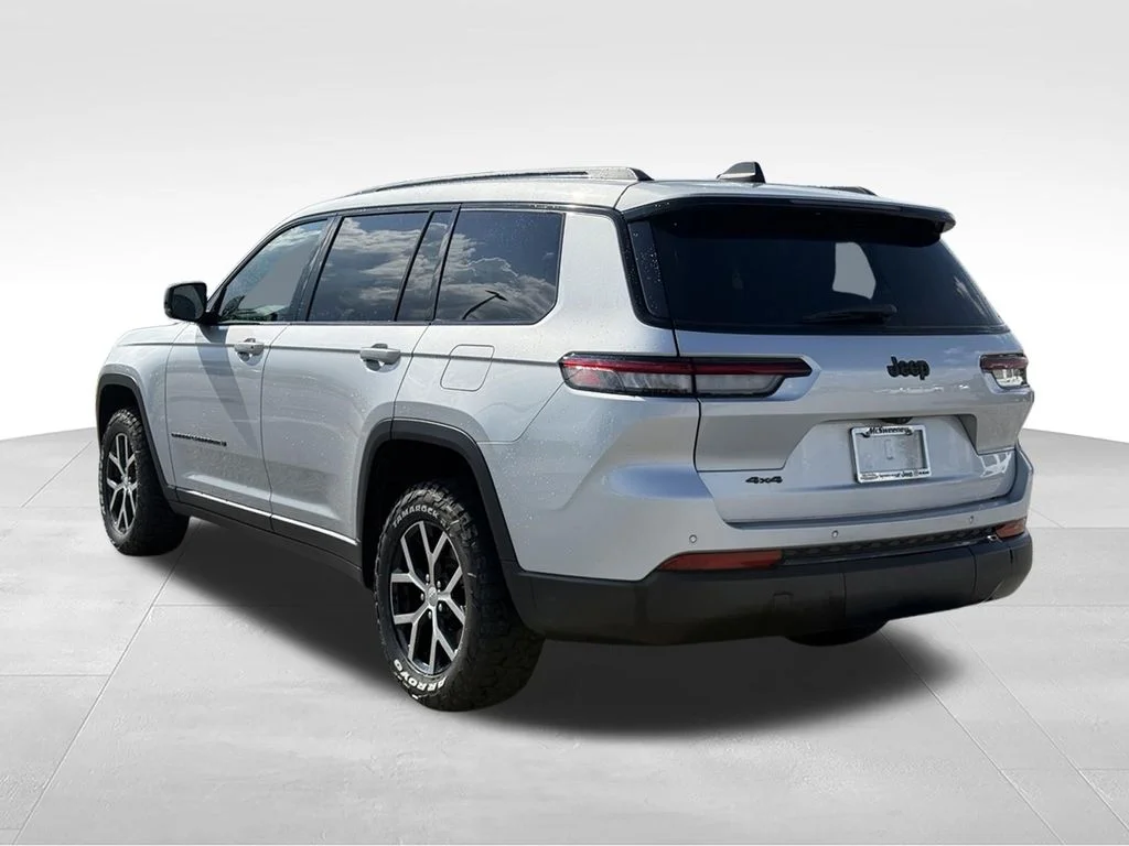 Used 2023 Silver Jeep Altitude image 3