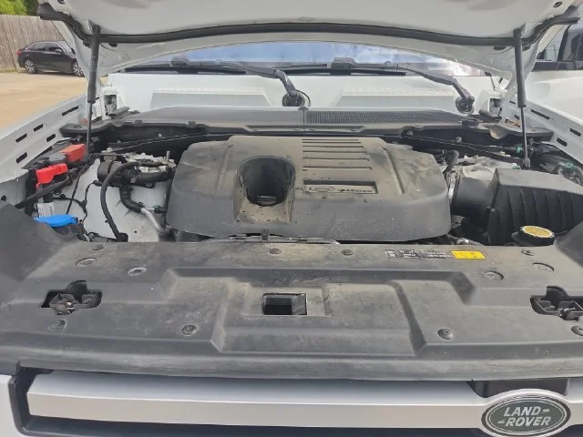 Used 2022 White Land Rover SE image 23
