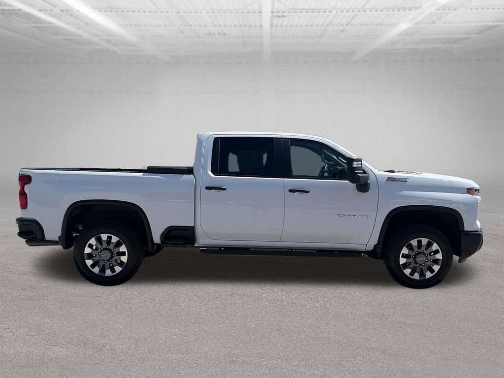 Used 2025 White Chevrolet Custom image 7
