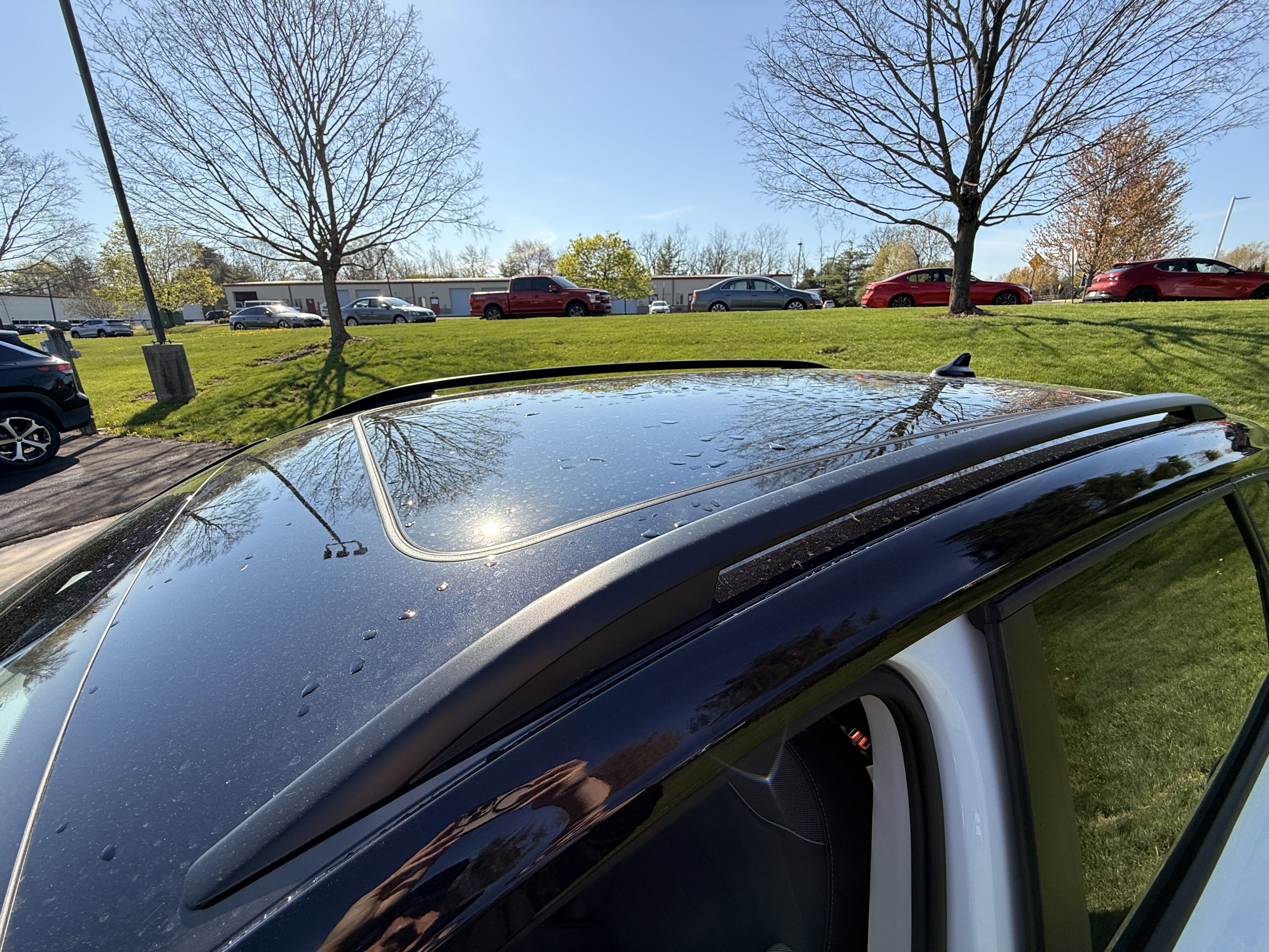 New 2026 Pure White w/Deep Black Roof Volkswagen SE Black image 19
