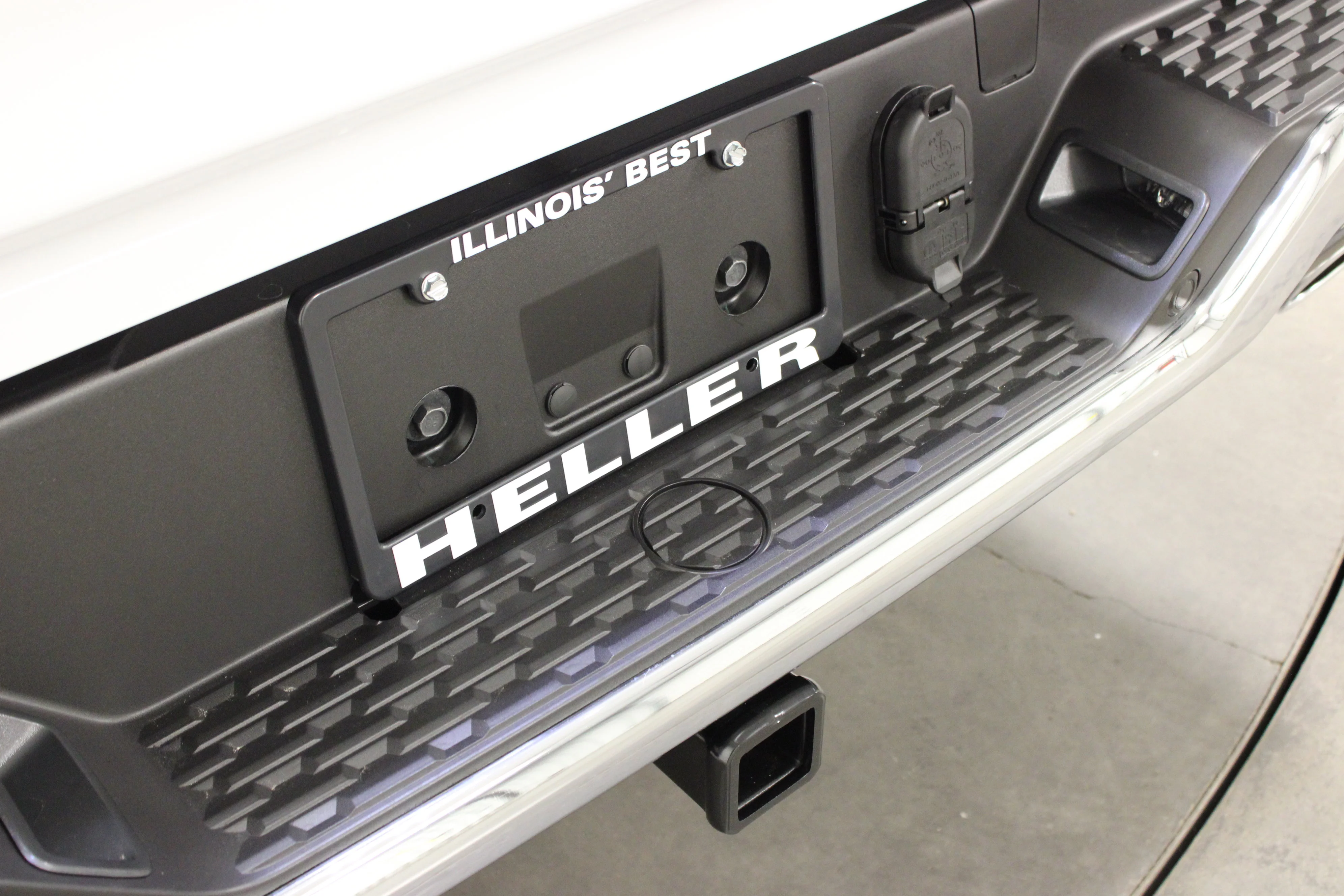 New 2026 Bright White Clear-Coat Exterior Paint RAM Laramie image 11