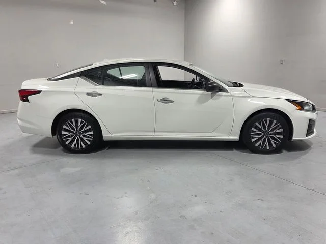 Used 2025 White Nissan 2.5 SV image 13