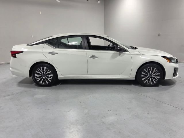 Used 2025 White Nissan 2.5 SV image 13