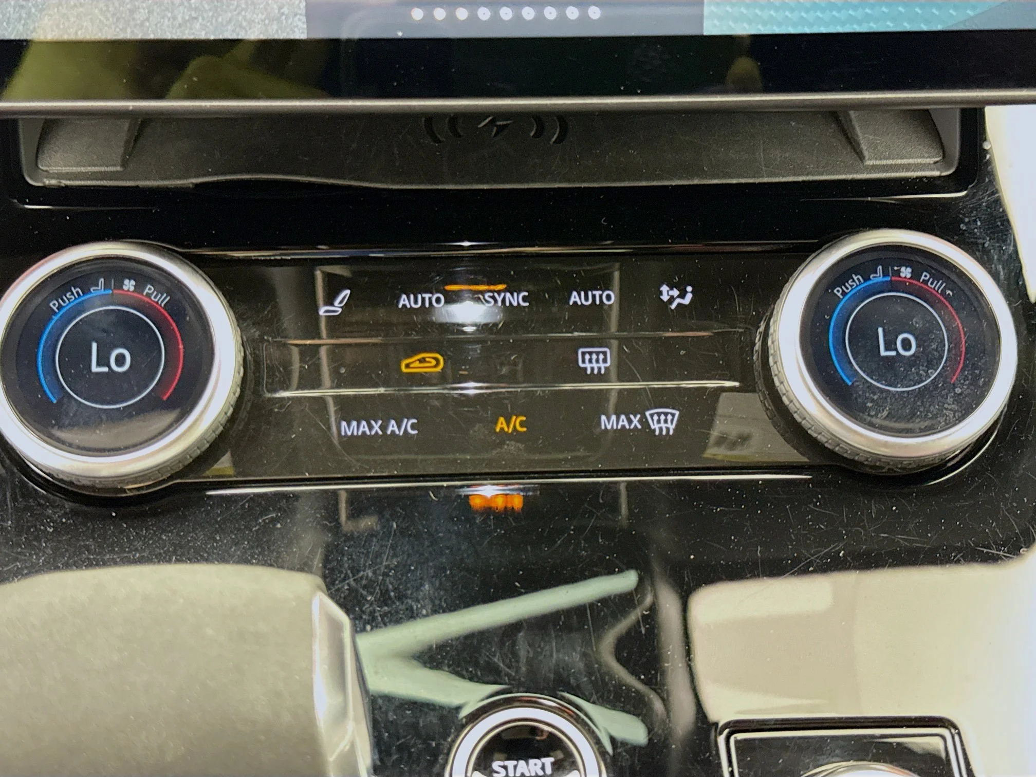 Used 2023  Land Rover SE Dynamic image 18