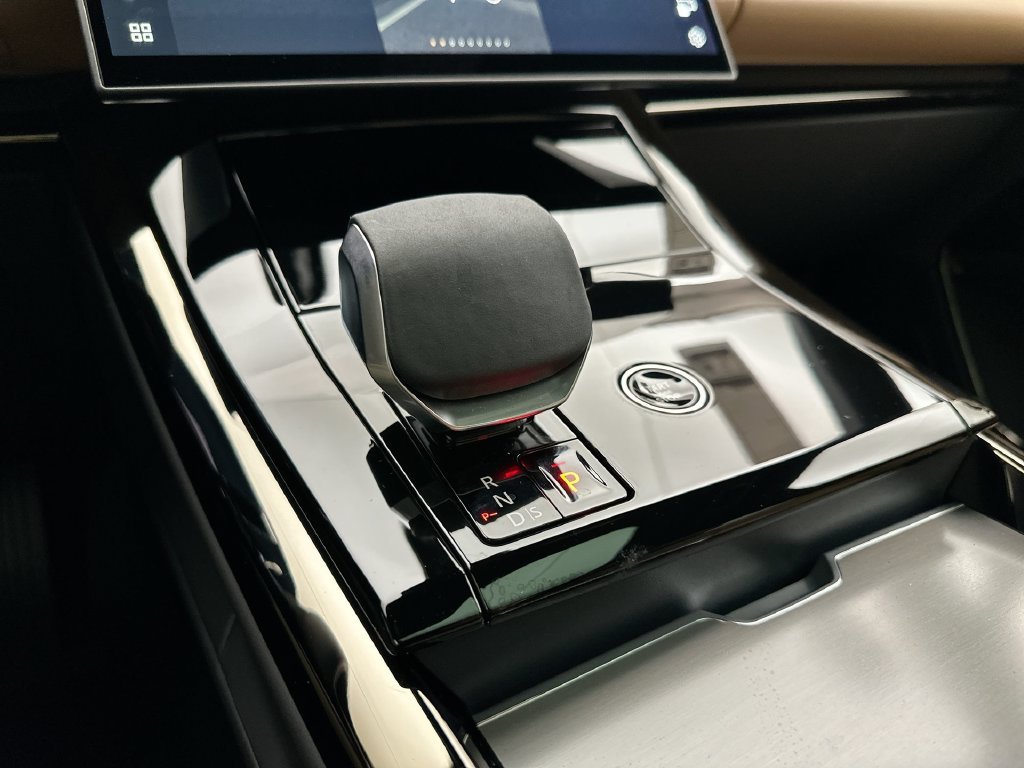 New 2027 Borasco Grey Metallic Land Rover SE image 12
