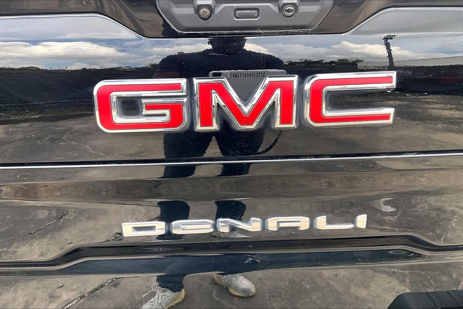 Used 2022 Onyx Black GMC Denali image 31