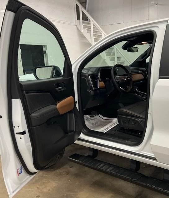 Used 2026 White GMC AT4 image 21