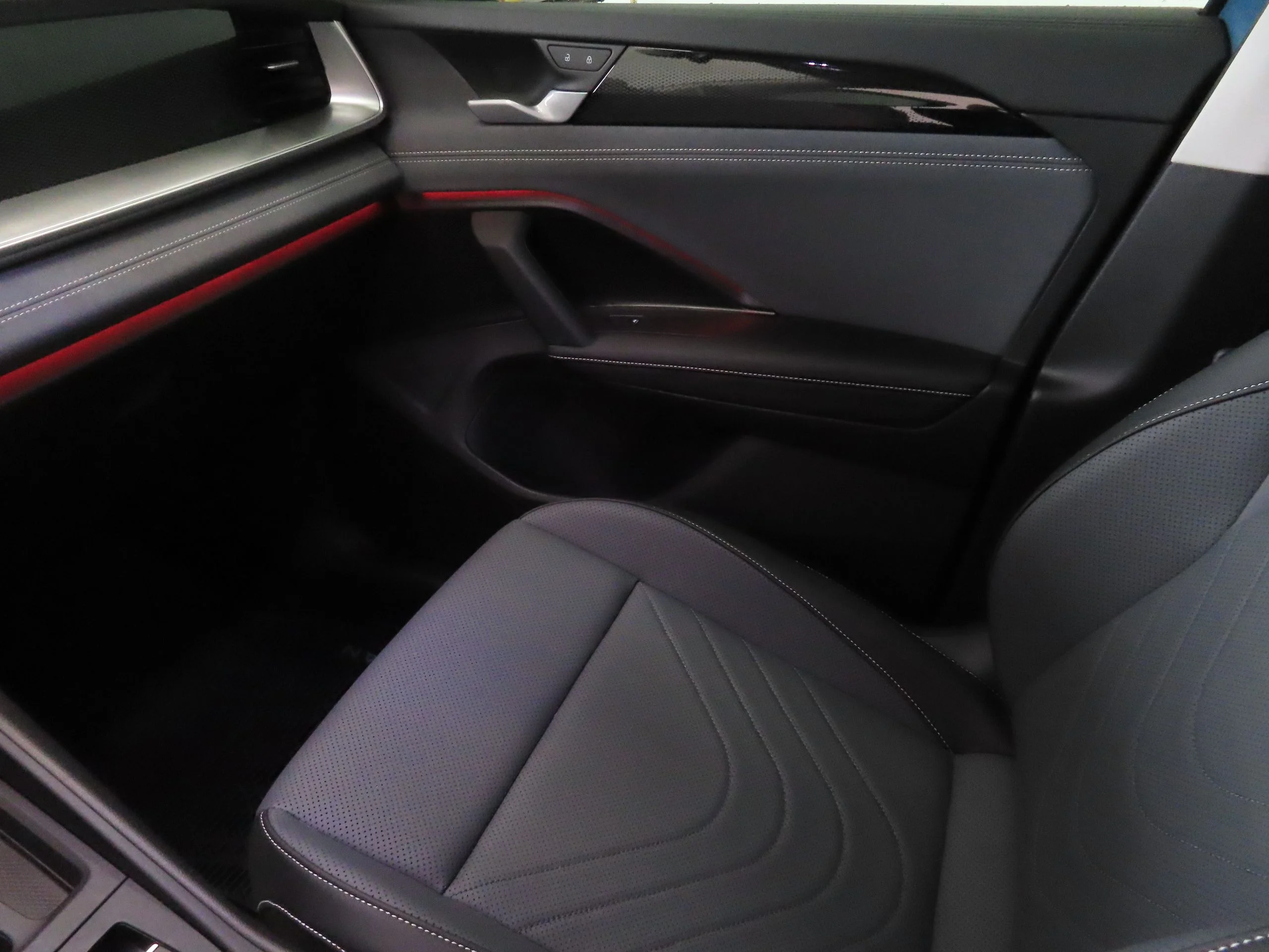 2025 Volkswagen Tiguan SE - Photo 18
