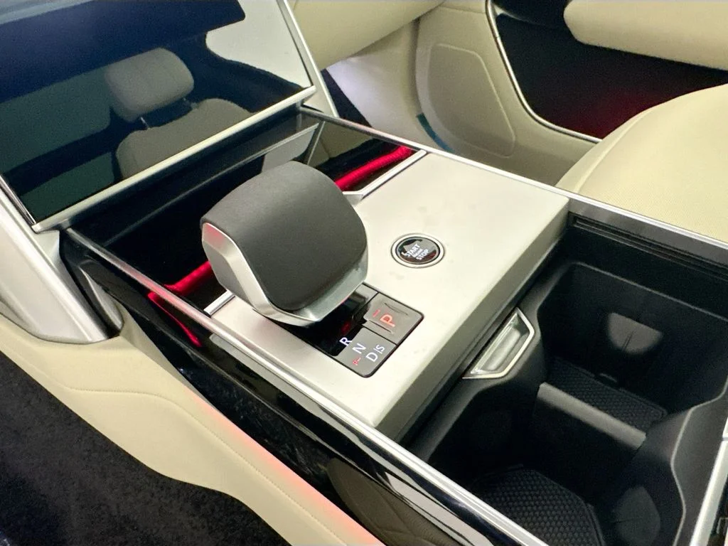New 2026 Fuji White Land Rover SE image 17