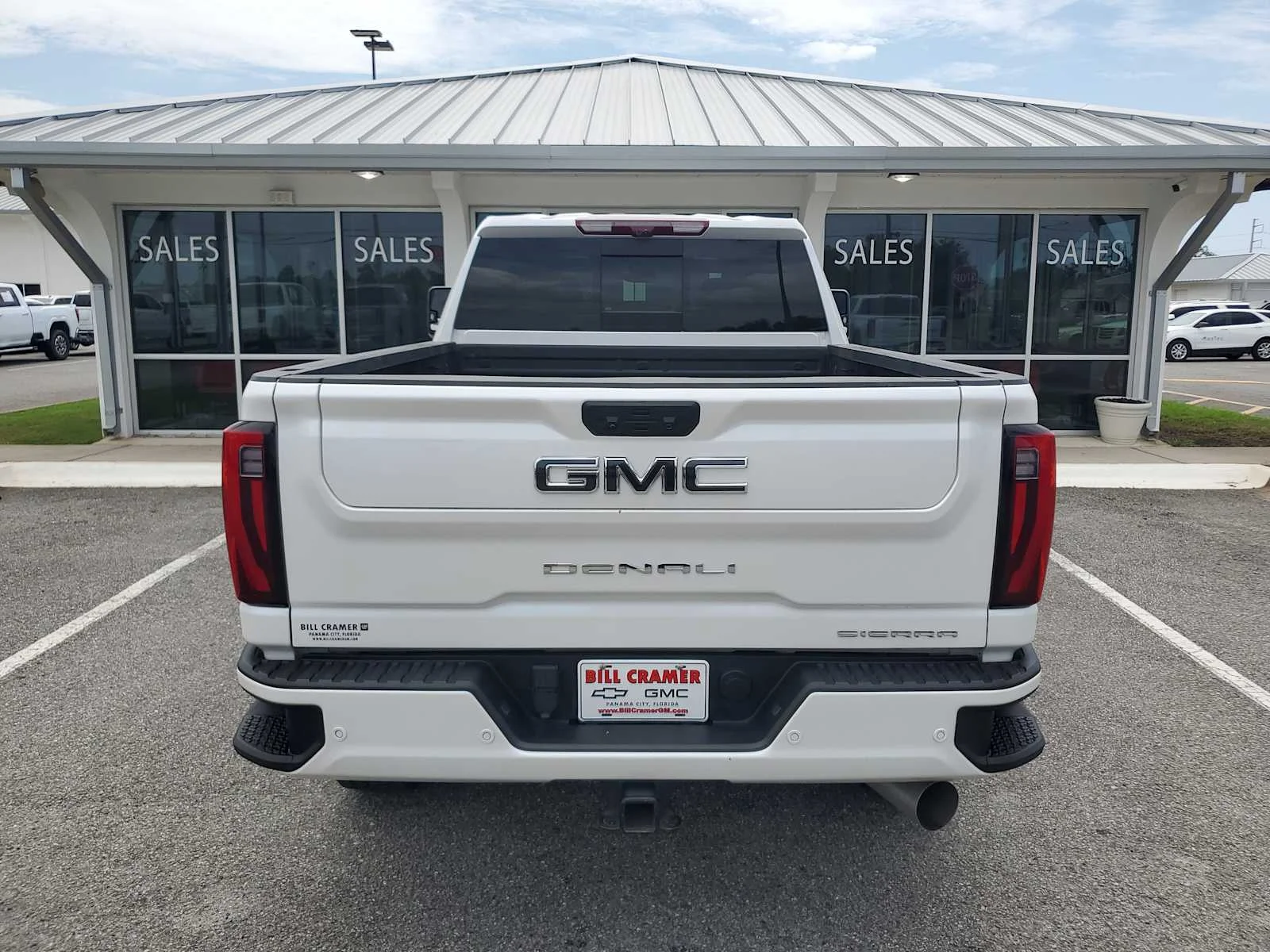 Used 2025 White Frost Tricoat GMC Denali Ultimate image 5