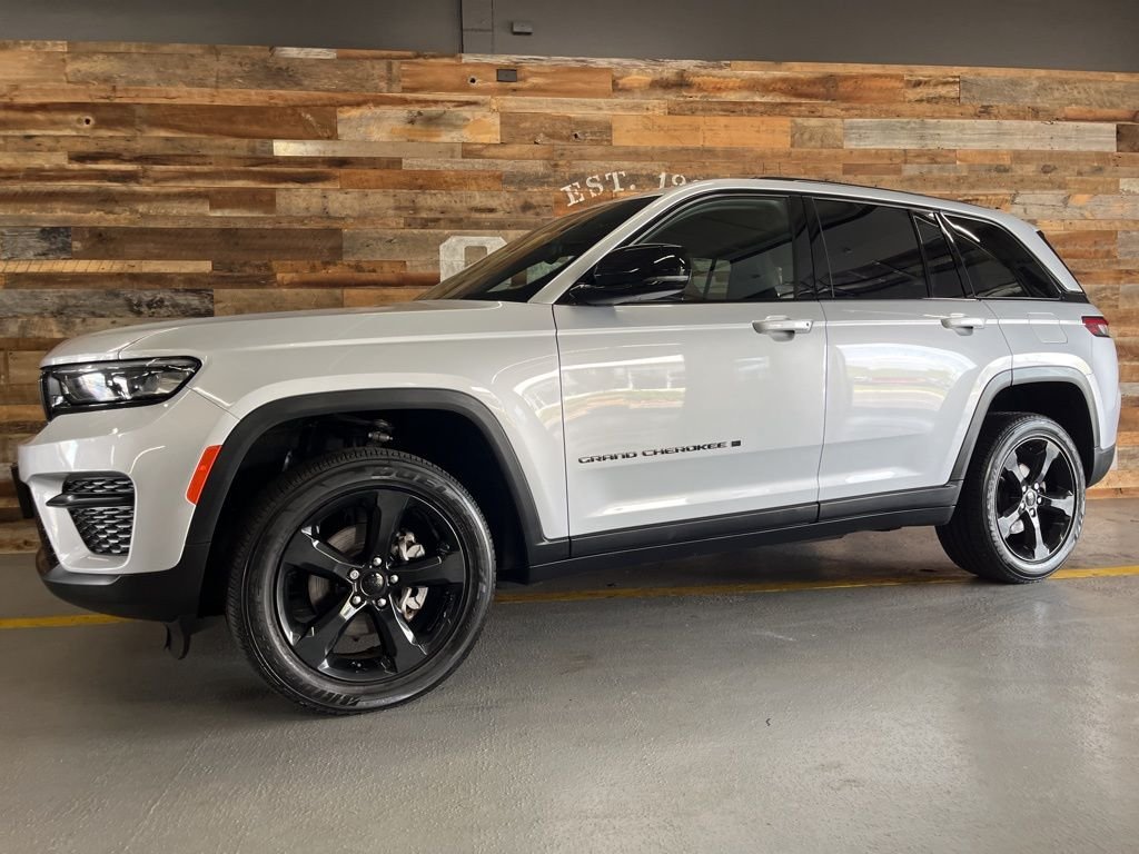Used 2023 Silver Jeep Altitude X image 16