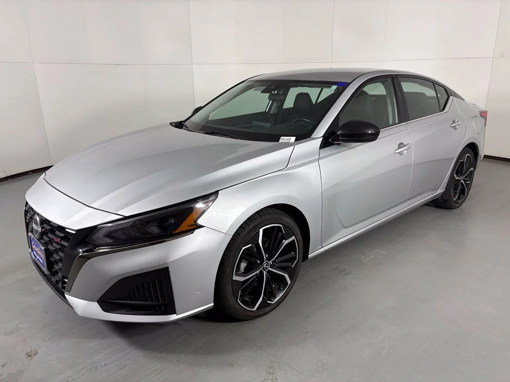 Used 2024 Silver Nissan 2.5 SR image 4