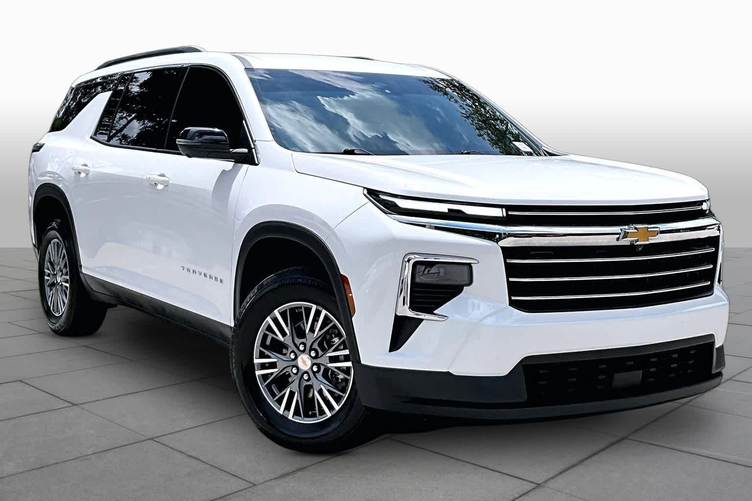 Used 2025 Summit White Chevrolet FWD LT image 3