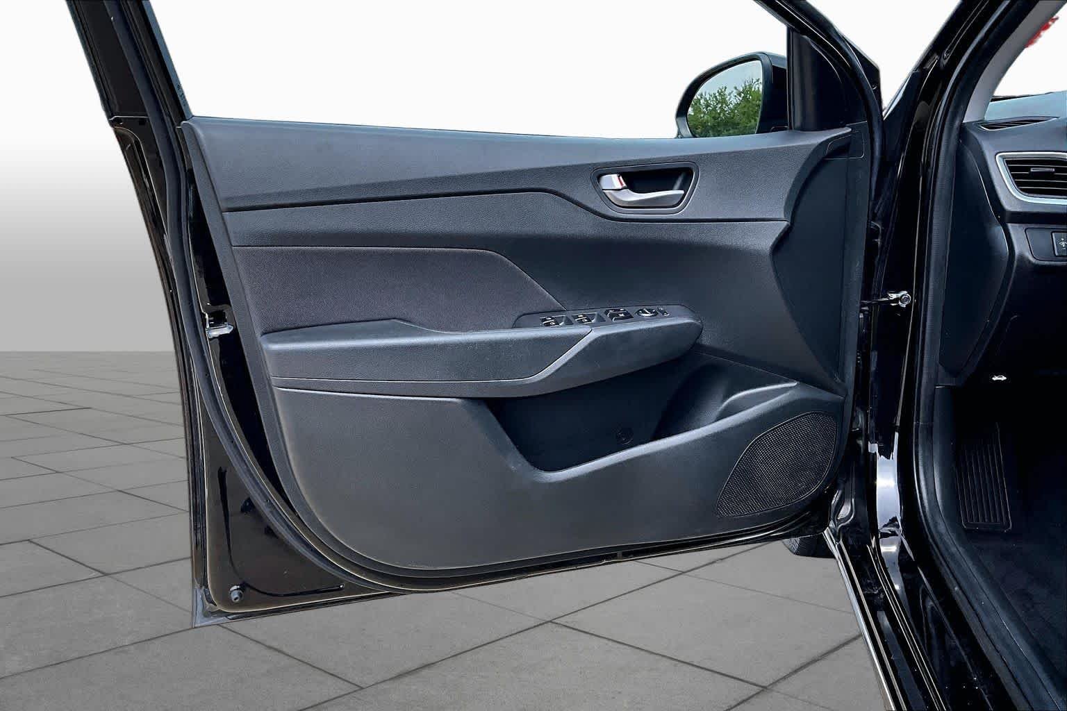 Used 2021 Absolute Black Hyundai SE image 22