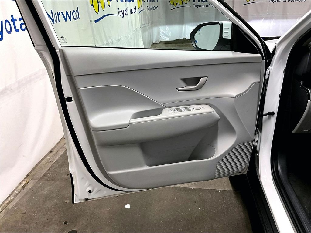 Used 2024 White Hyundai SEL image 9