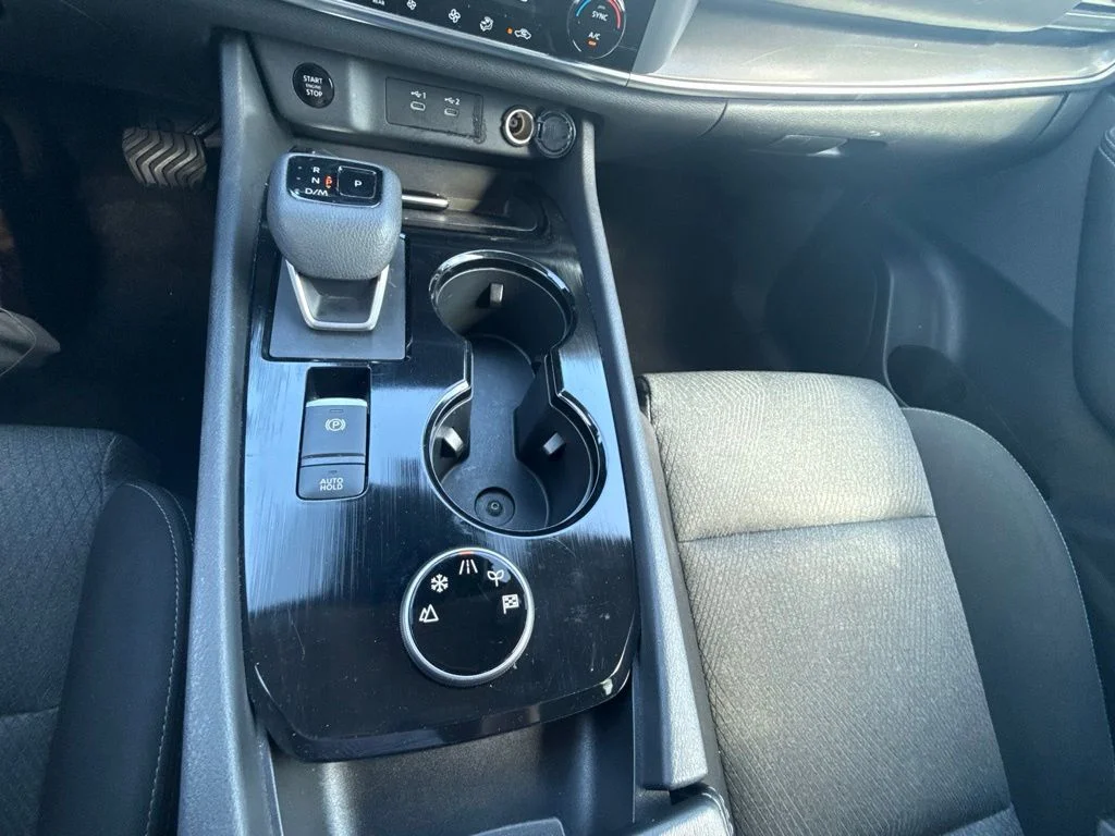 Used 2025 White Pearl Nissan SV image 9