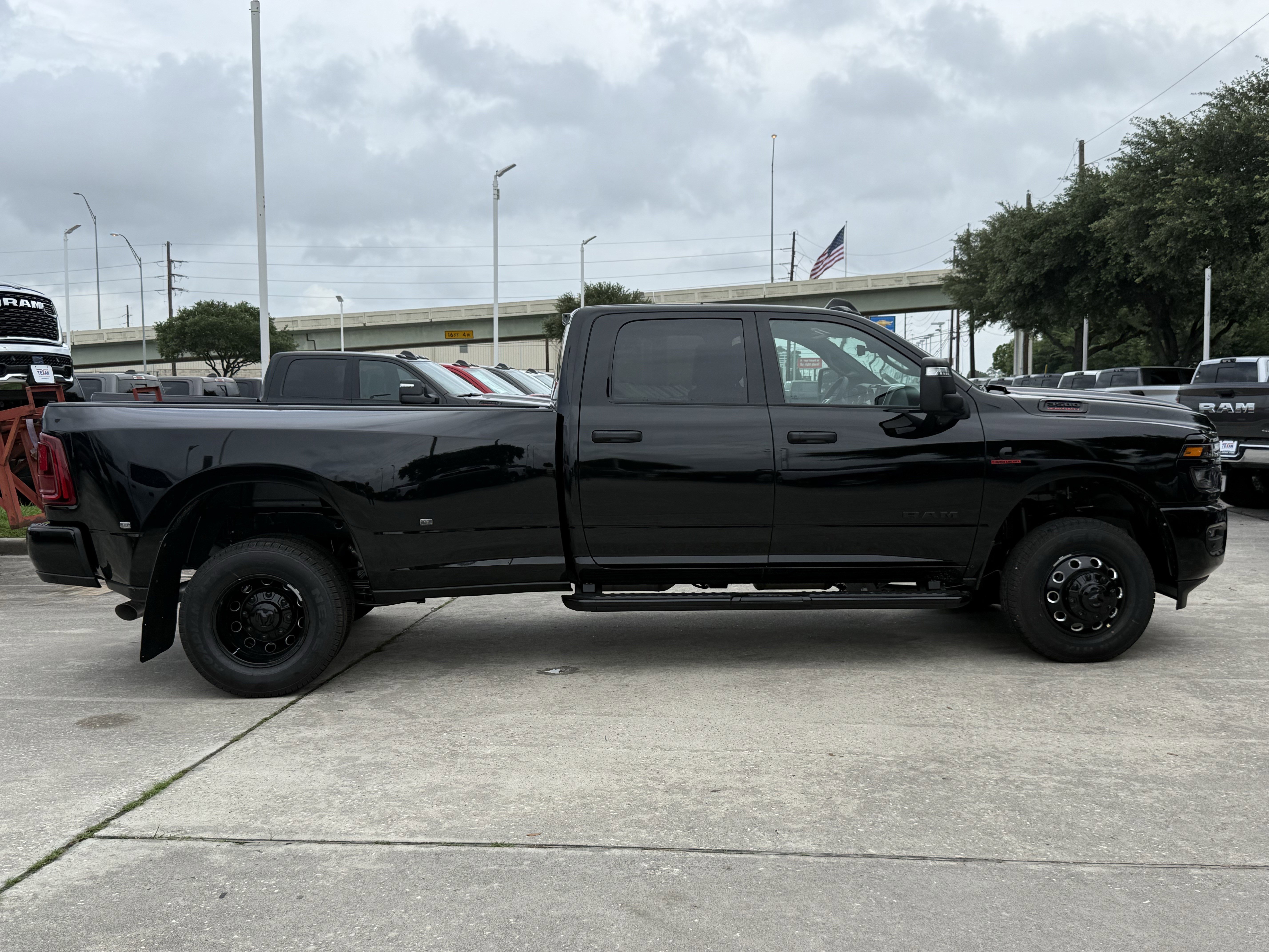 New 2026 Diamond Black Crystal Pearl-Coat Exterior Paint RAM Lone Star image 3