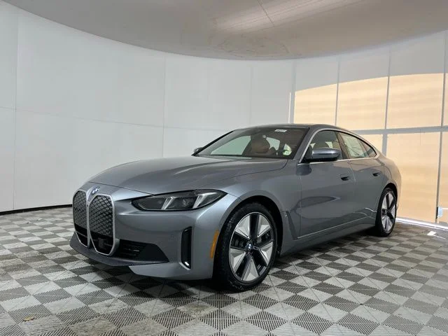 New 2026 Skyscraper Grey Metallic BMW xDrive40 image 3