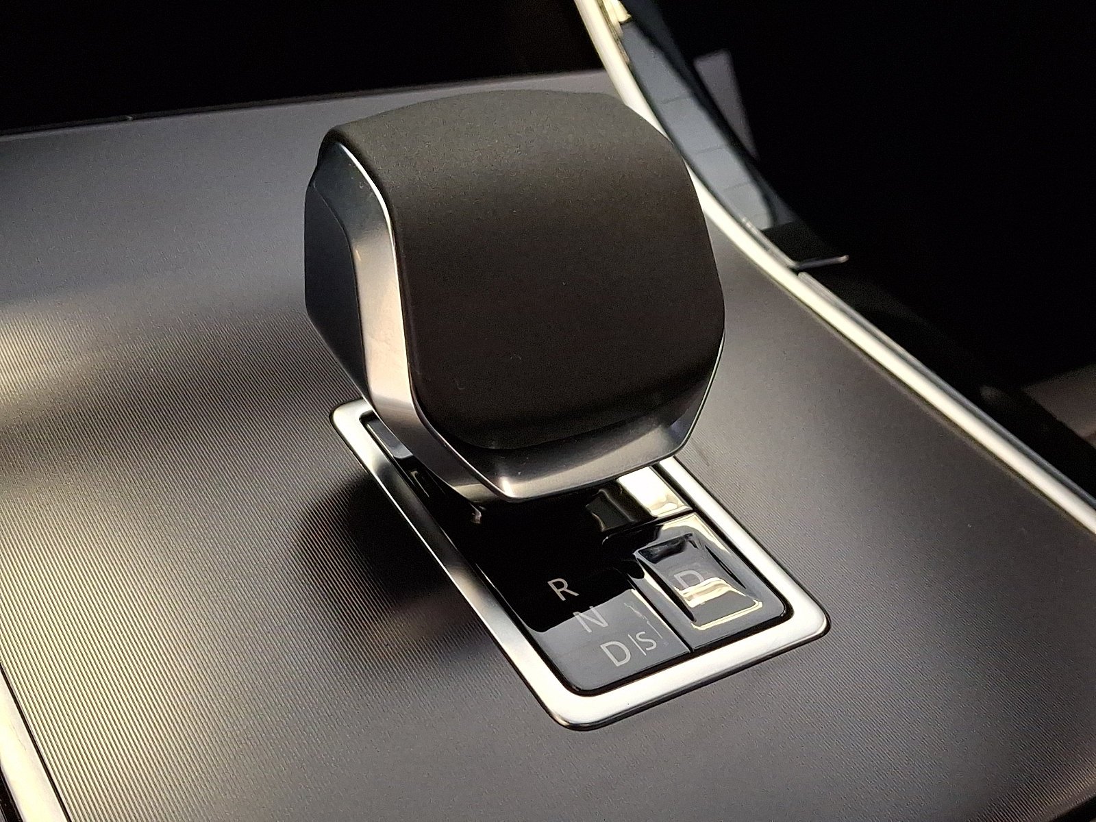 New 2026 Santorini Black Land Rover Hoxton Edition image 9