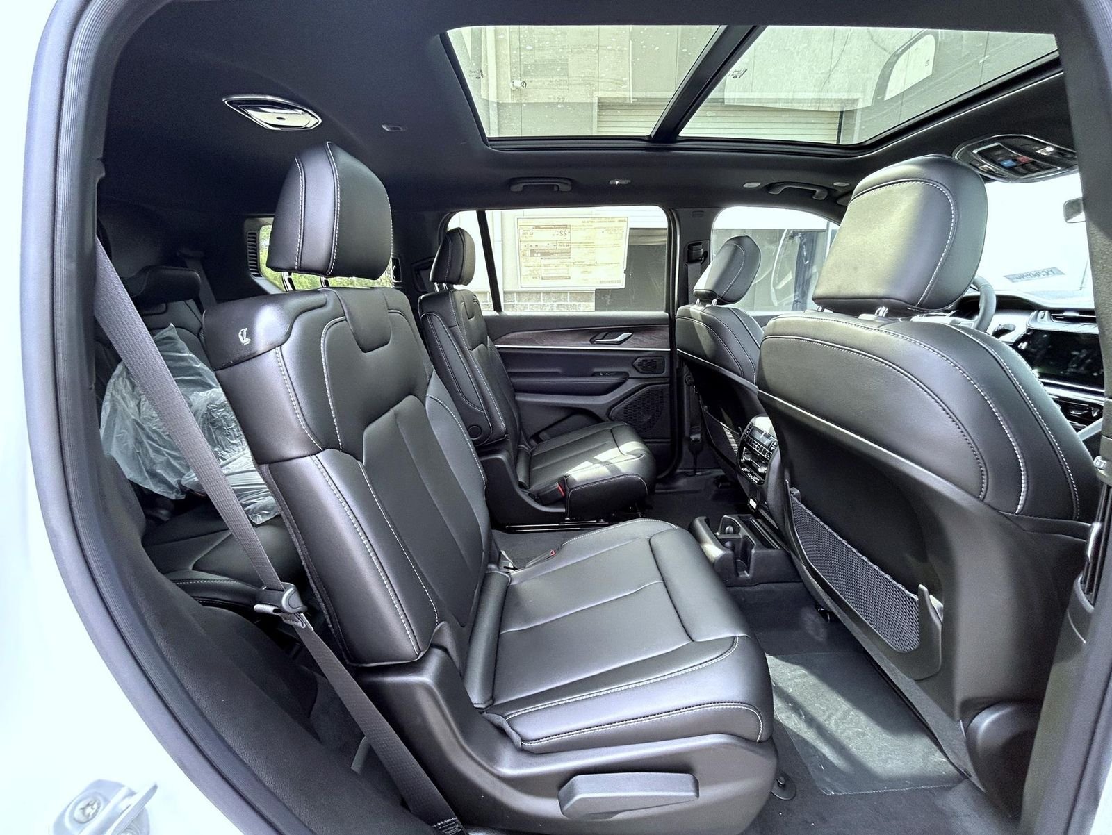 New 2026 Bright White Clear-Coat Exterior Paint Jeep Limited image 18
