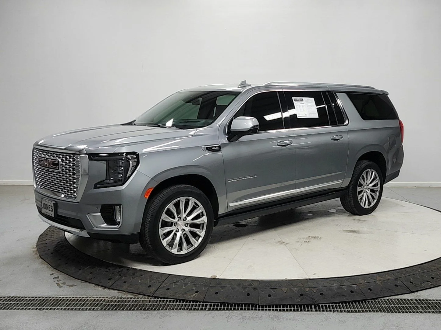 Used 2023 Silver GMC Denali image 3