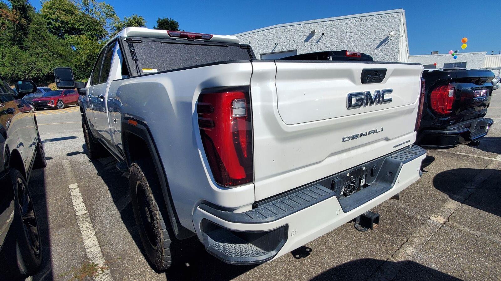 Used 2024 White Frost Tricoat GMC Denali Ultimate image 8