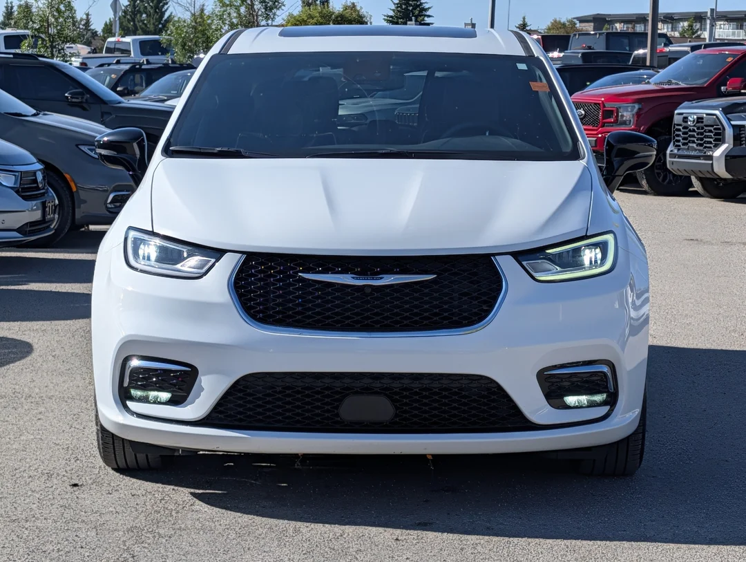 Used 2026 White Chrysler Limited - Nappa Leather - Heated Wheel - Remote Start - Panoramic Sunroof & More image 3