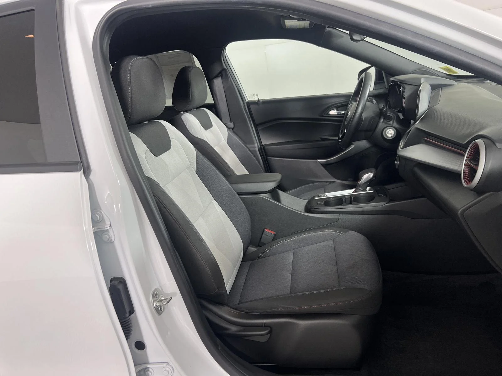 Used 2025 Summit White Chevrolet 1RS image 9