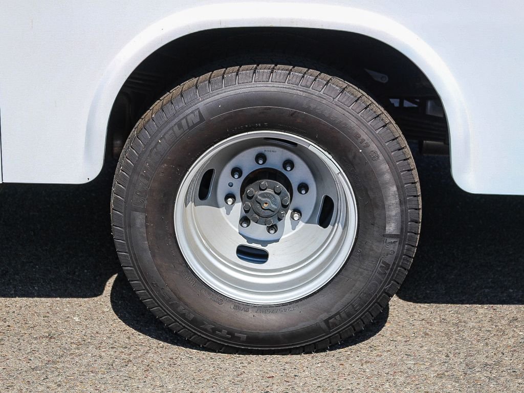 New 2025 Oxford White Ford XL image 9