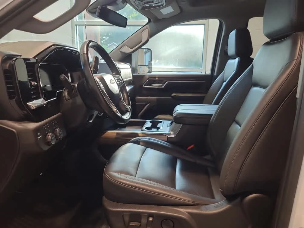 Used 2025 Summit White Chevrolet LT image 12