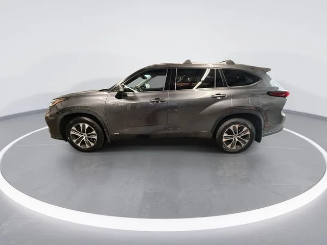 Used 2021 Gray Toyota XLE image 5