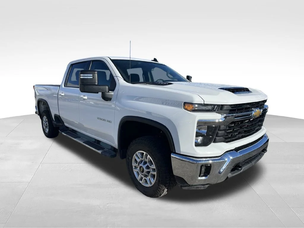 Used 2025 Summit White Chevrolet LT image 3