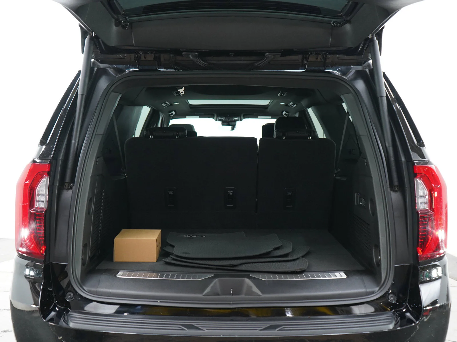 Used 2025  GMC Denali image 18