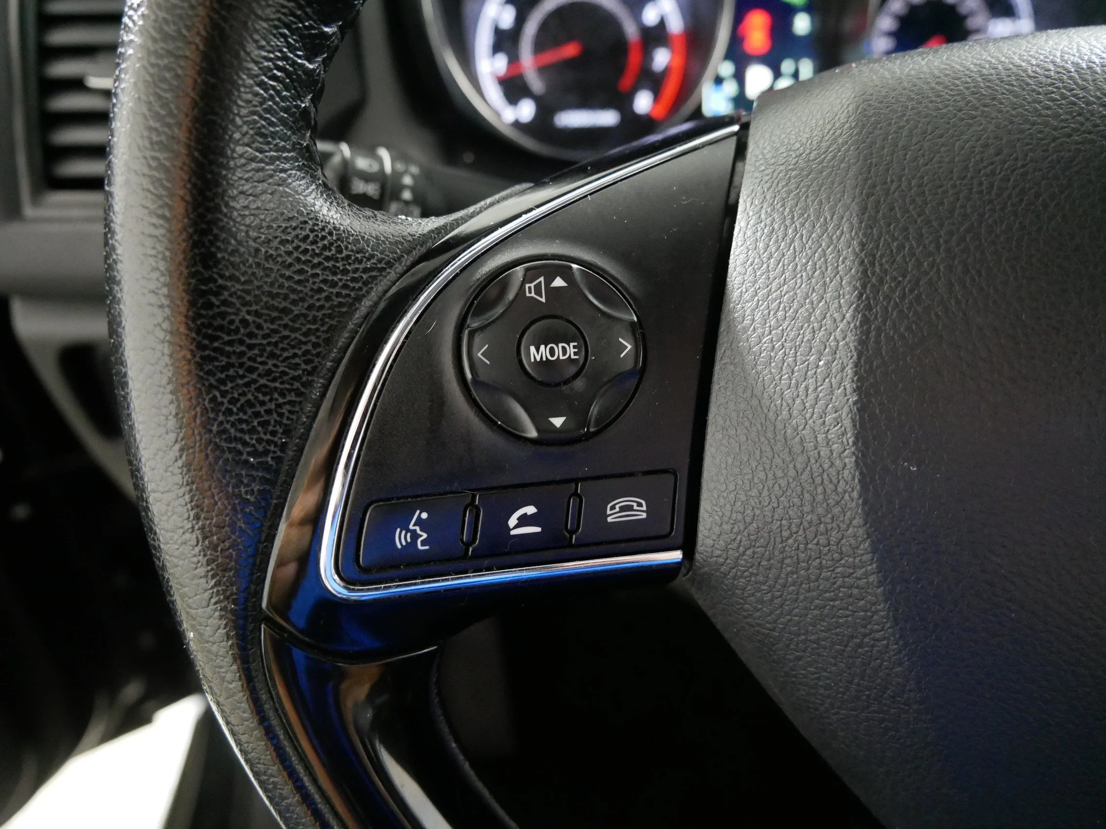 Used 2024 Labrador Black Pearl Mitsubishi SE image 27