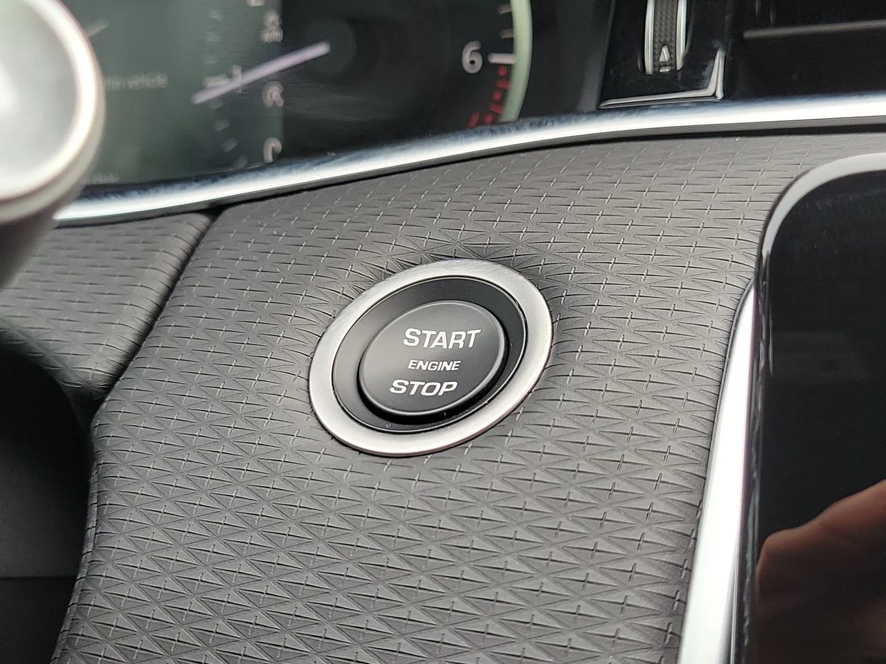 Used 2023 White Land Rover S image 17