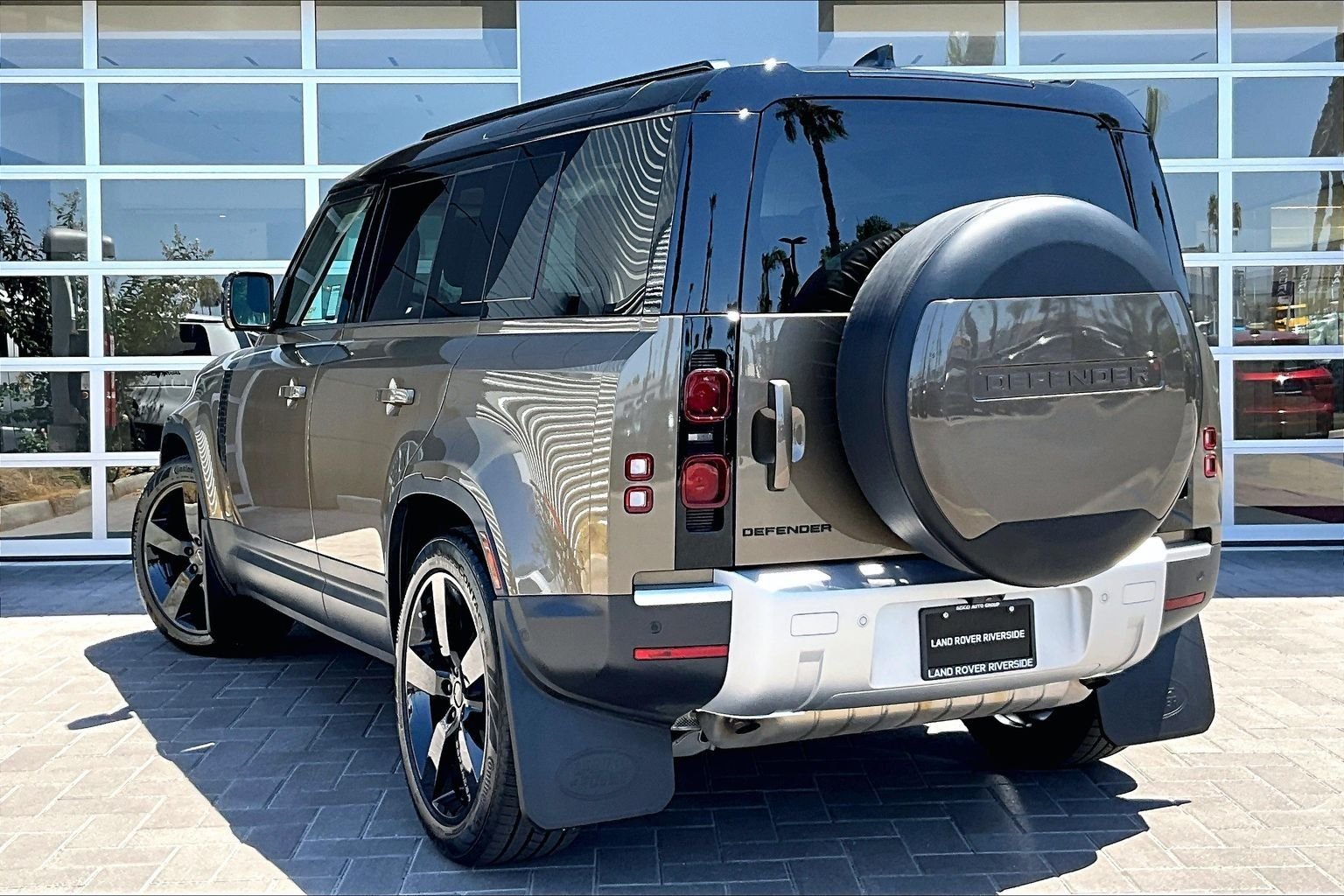 Used 2025  Land Rover S image 11