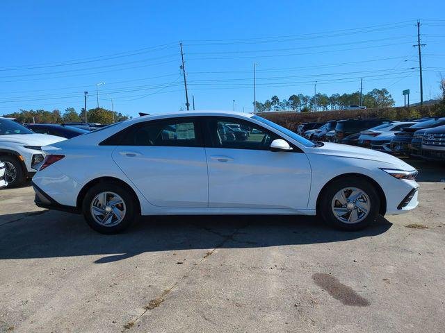 New 2026 White Hyundai SE image 4