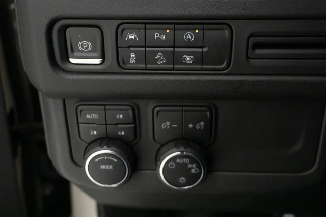 Used 2023  Chevrolet Z71 image 32