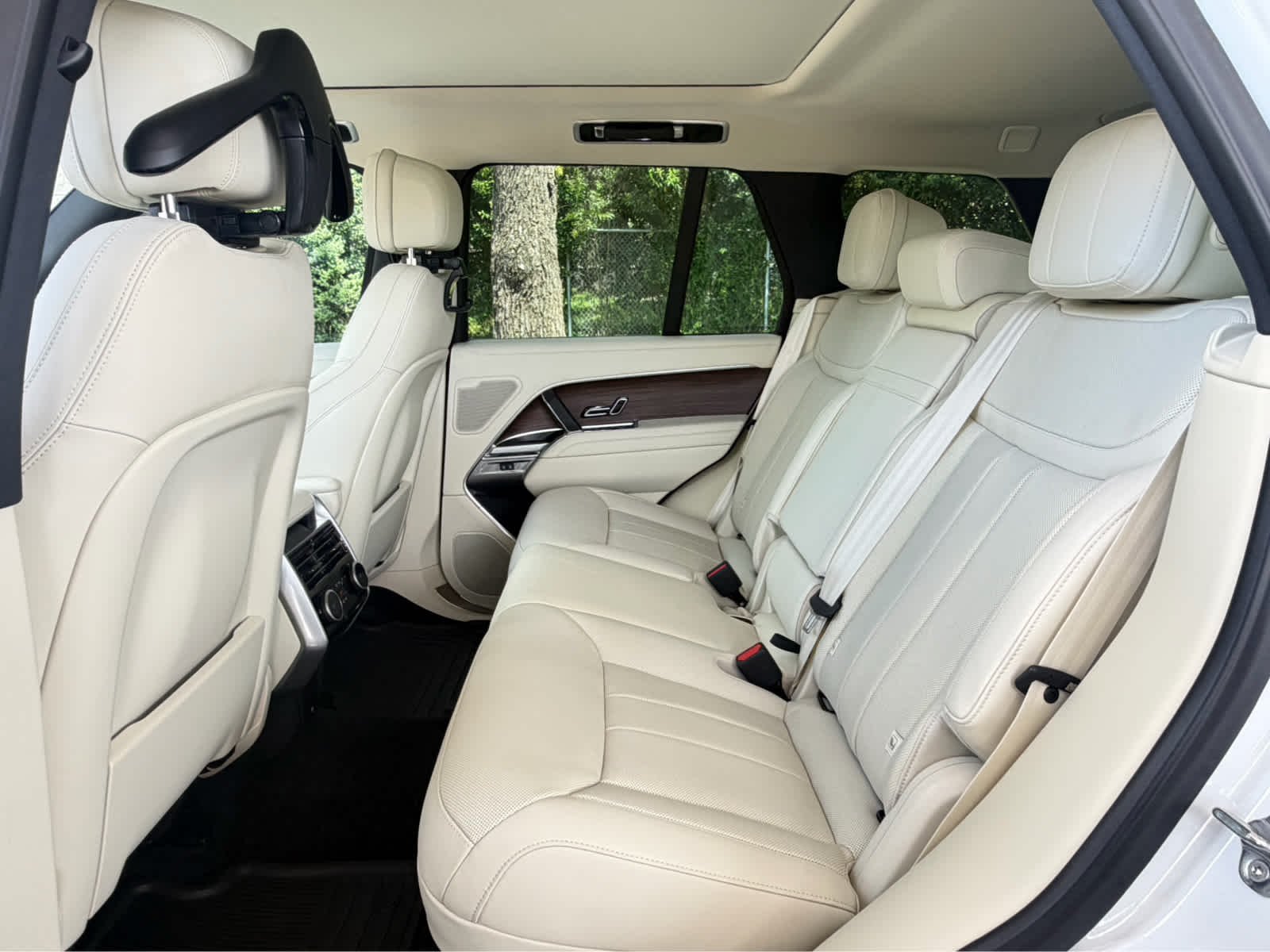 New 2026 Fuji White Land Rover SE image 11