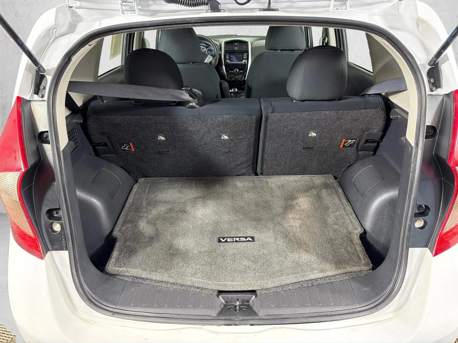 Used 2016 Whtie Nissan S image 18