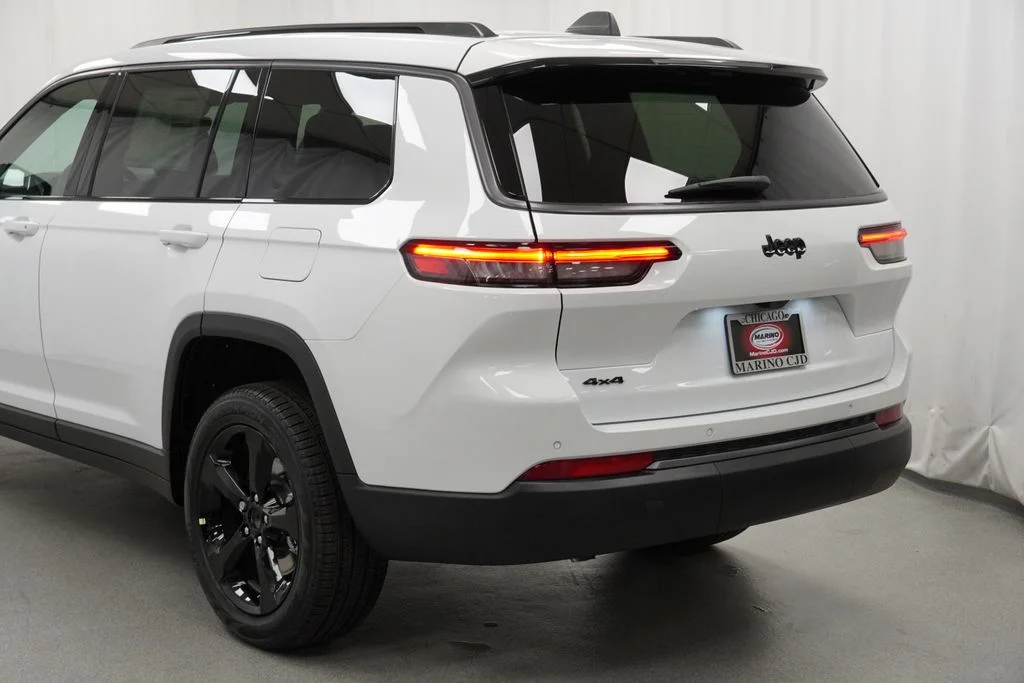 New 2026 Bright White Clear-Coat Exterior Paint Jeep Limited image 12