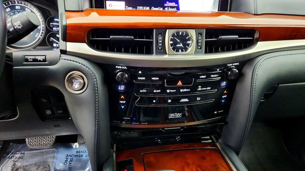 Used 2019 Black Onyx Lexus LX 570 Three Row 4WD w/ Mark Levinson, Rear DVD & Luxury Pkg image 18