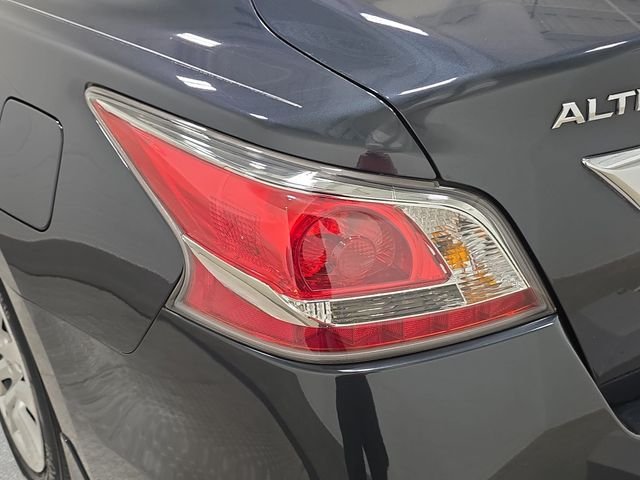 Used 2015 Blue Nissan 2.5 S image 31