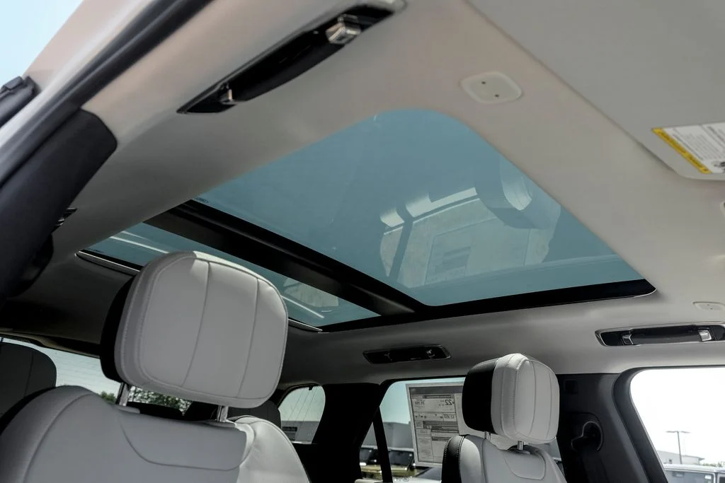 New 2026 Fuji White Land Rover Dynamic SE image 24