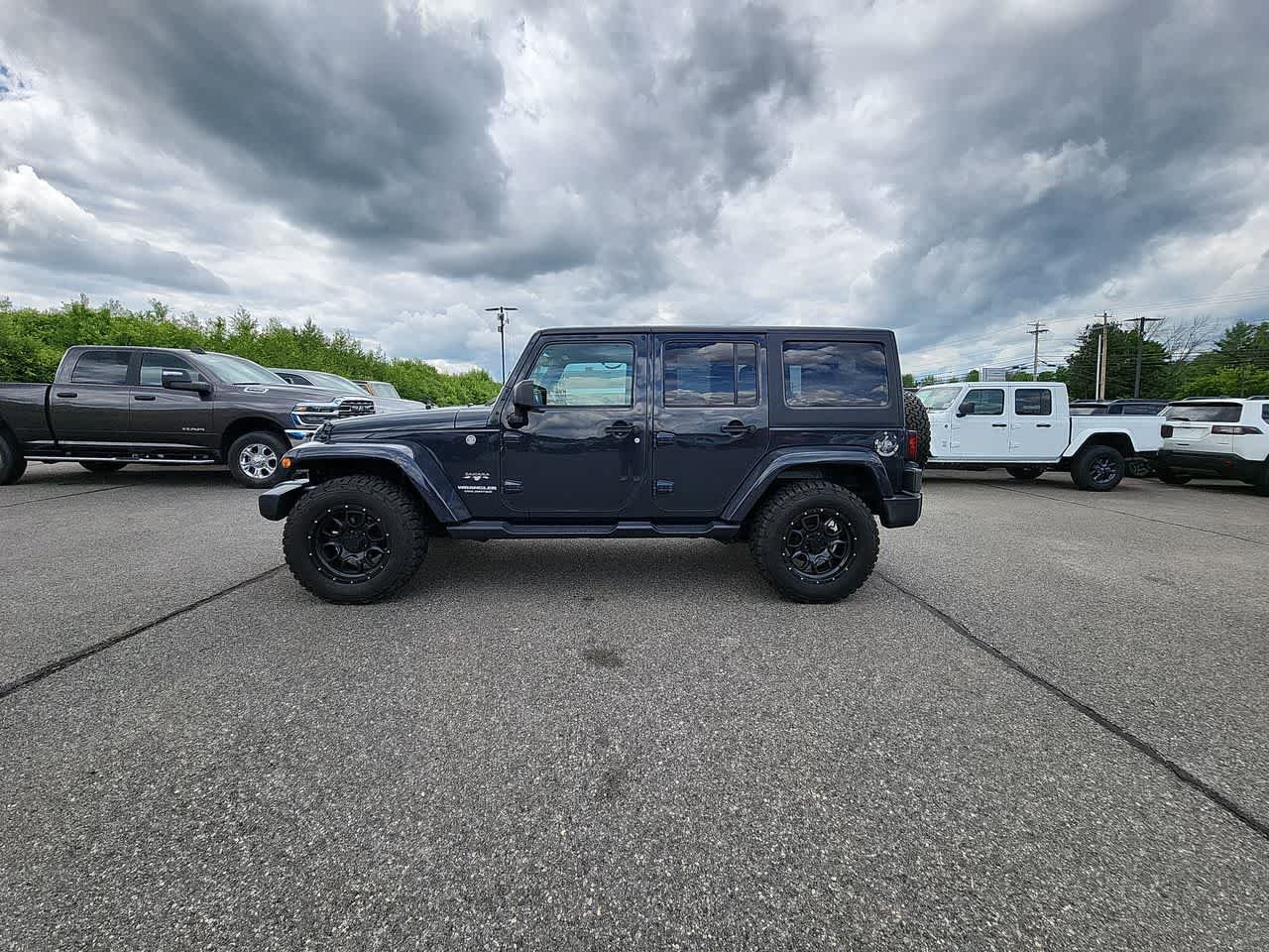 Used 2017  Jeep Sahara image 5