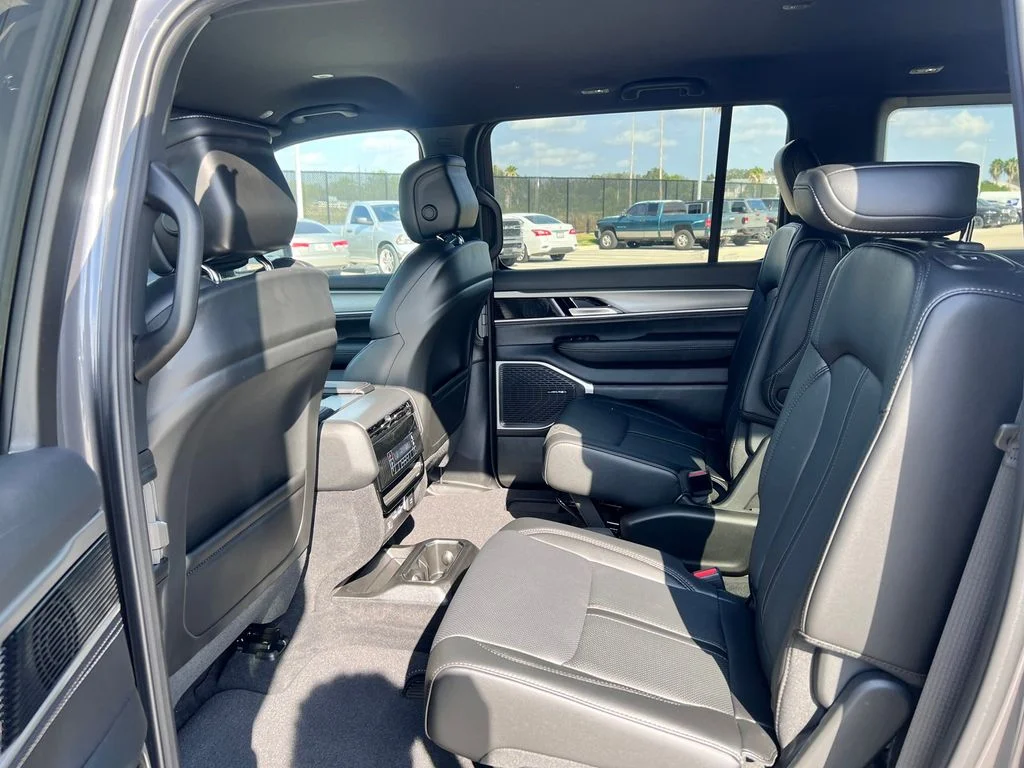 New 2026 Baltic-Gray Metallic Clear-Coat Exterior Paint Jeep  image 9