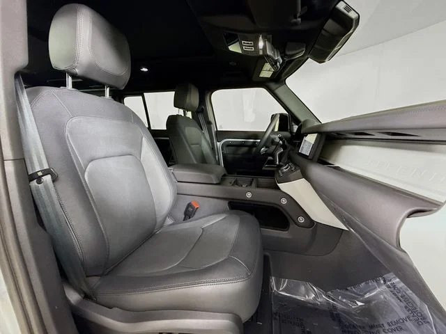 Used 2024 Hakuba Silver Metallic Land Rover X-Dynamic SE image 30