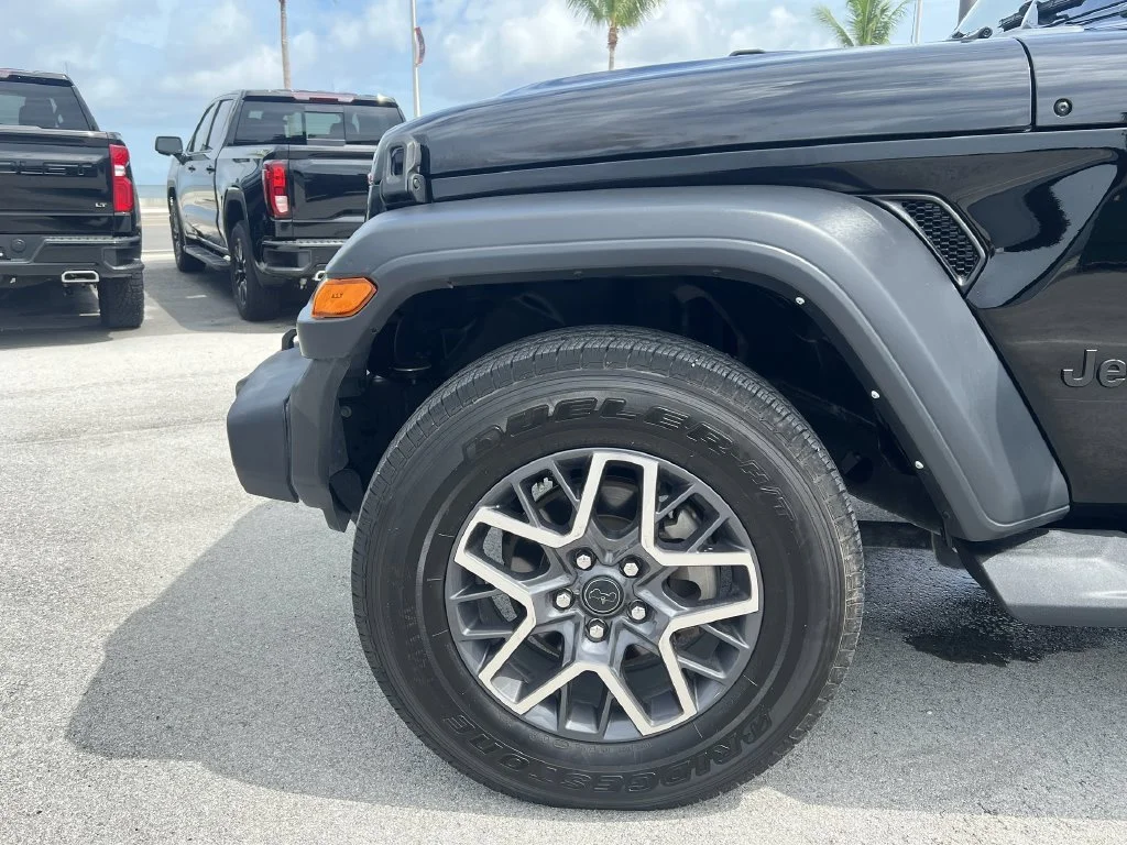 Used 2023 Black Jeep Sport S image 33